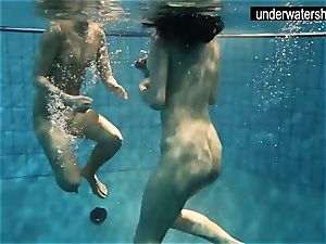 2 sexy amateurs displaying their bods off under water